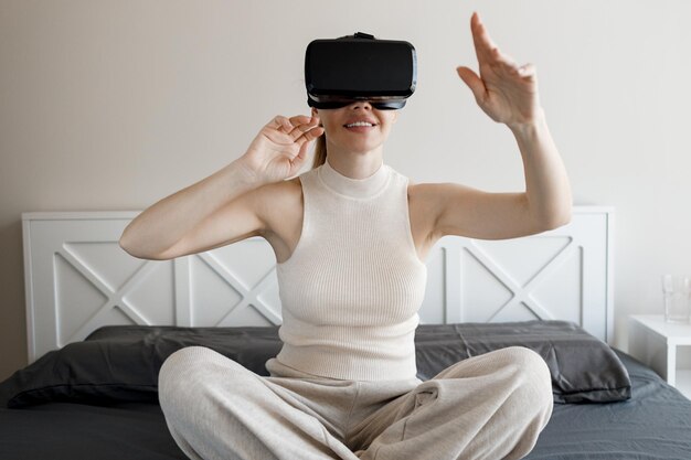 vrouw in virtual reality-bril thuis