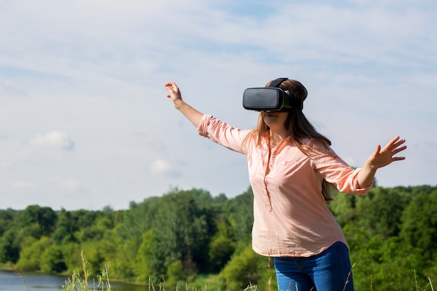 Foto vrouw in virtual reality-bril