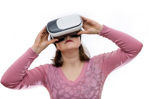 Vrouw in virtuele bril op wit wordt geïsoleerd