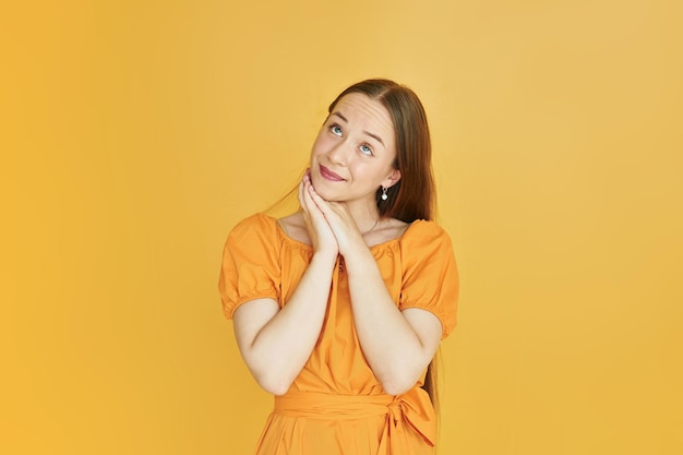 Vrouw in vrijetijdskleding droomt als ze binnen in de studio staat