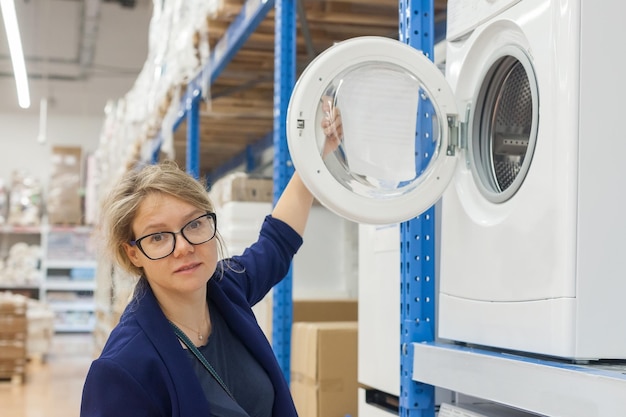 Vrouw in winkel die wasmachine kiest