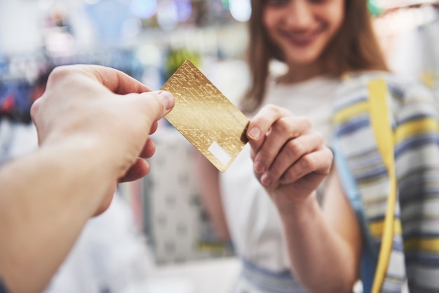 Vrouw in winkelen. gelukkige vrouw die met het winkelen zakken en creditcard in het winkelen genieten van. consumentisme, winkelen, lifestyle concept