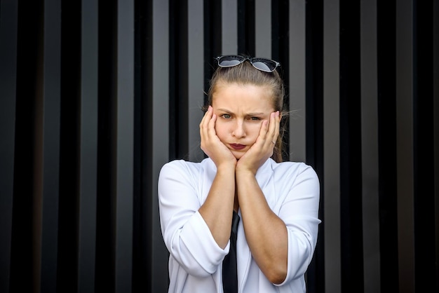 Vrouw in wit pak poseren op abstracte achtergrond