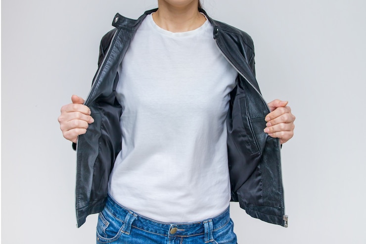 Foto vrouw in wit t-shirt voor belettering mockup met open jas