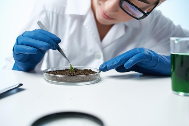 Vrouw in witte jas onderzoekt plantenmicrobiologie professional