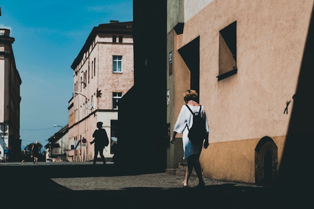 Vrouw in witte jurk op straat