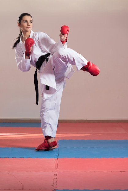 Vrouw In Witte Kimono En Zwarte Band Training Karate