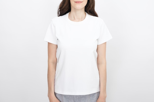 Vrouw in witte t-shirt vooraan op witte achtergrond mockup mock up sjabloon