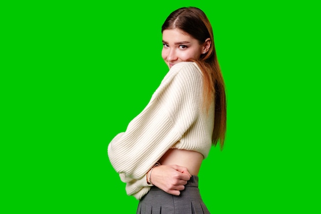 Vrouw in witte trui poseert voor de camera