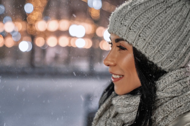 vrouw in wollen kleding in de winter.