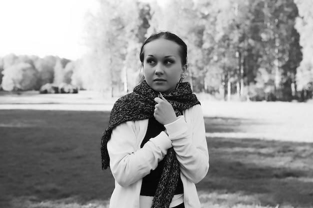 Vrouw in zomer park