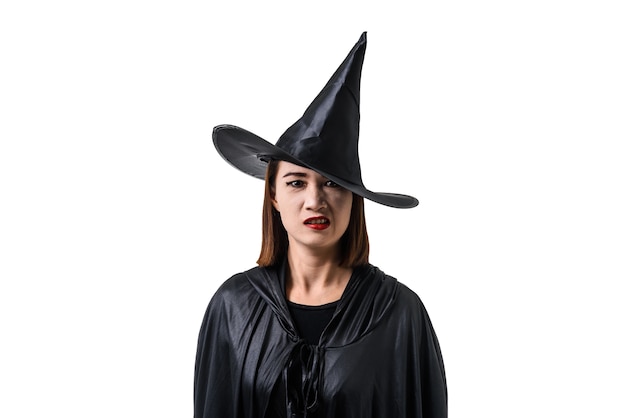 vrouw in zwart Eng heks halloween kostuum staande met hoed geïsoleerd wit