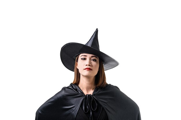 vrouw in zwart Eng heks halloween kostuum staande met hoed geïsoleerd wit