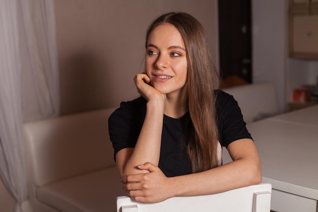 Vrouw in zwart t-shirt in café