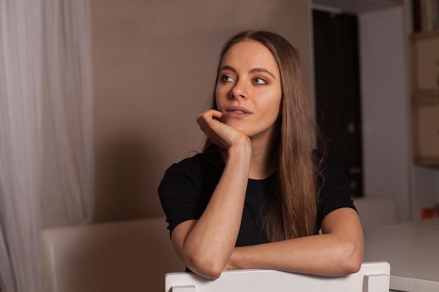 Vrouw in zwart t-shirt in café