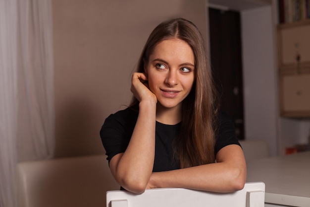 Vrouw in zwart t-shirt in café