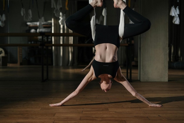 Vrouw in zwart-wit lange mouwen crop top en zwarte broek doet yoga Stock Photo