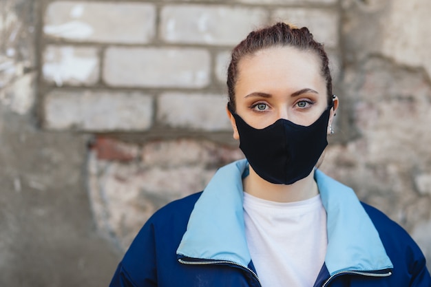 Vrouw in zwarte medische masker.