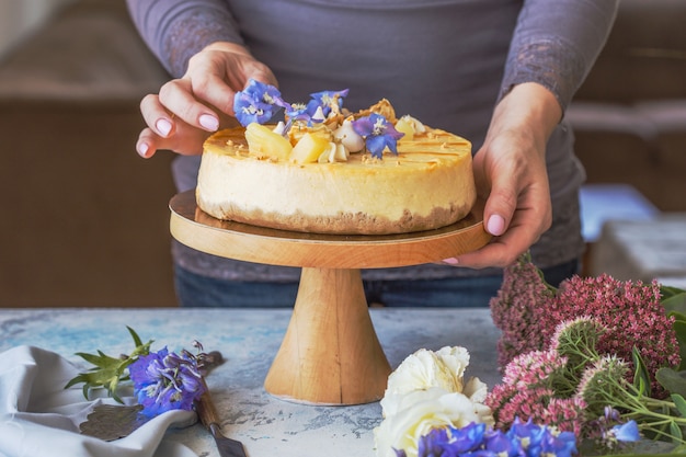 Vrouw ingericht karamel appel cheesecake.