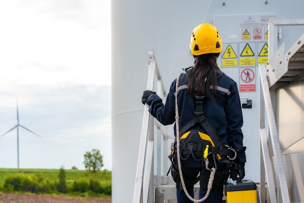 vrouw Inspectie ingenieur voorbereiding en voortgangscontrole van een windturbine