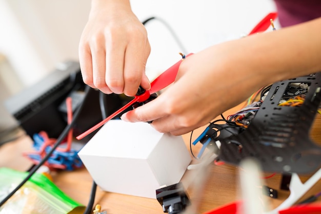 Vrouw installeren met de drone