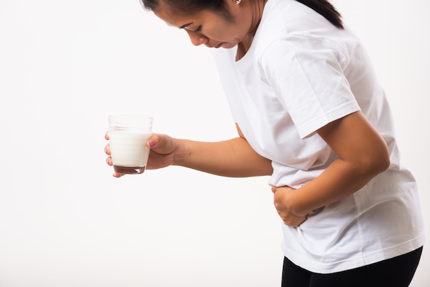 vrouw intolerant gebruik hand met glas melk ze heeft erge buikpijn stomach