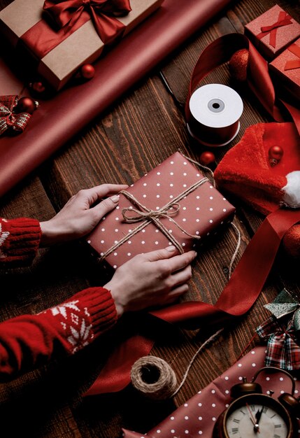 Vrouw inwikkeling geschenk op houten tafel