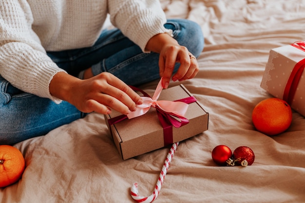 vrouw inwikkeling geschenken close-up