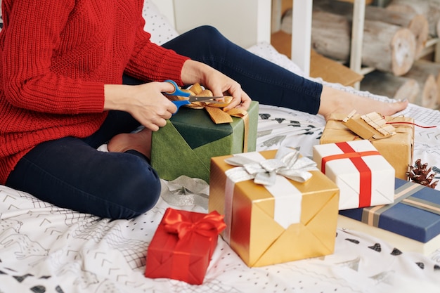 Vrouw inwikkeling van geschenken