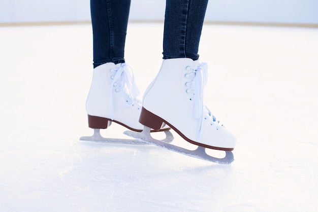 Vrouw is aan het schaatsen op de ijsbaan van dichtbij