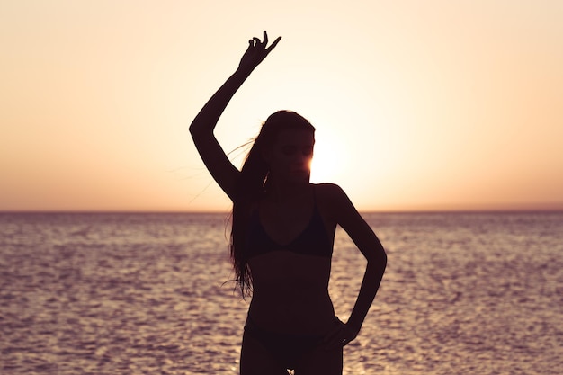 Vrouw is alleen op het strand