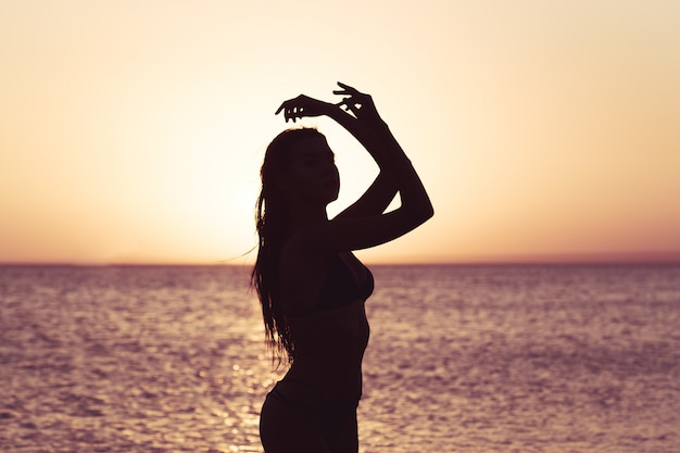 Vrouw is alleen op het strand