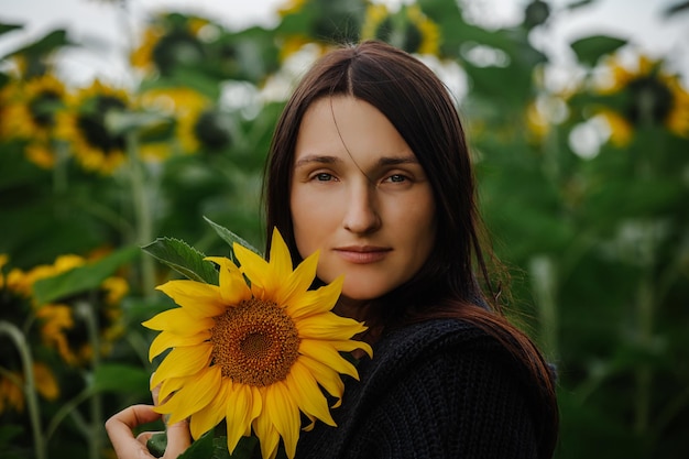 Vrouw is alleen vrij en gelukkig in een veld van zonnebloemen