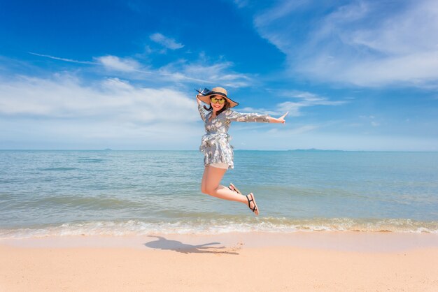 Vrouw is blij en springt op haar vakantie.