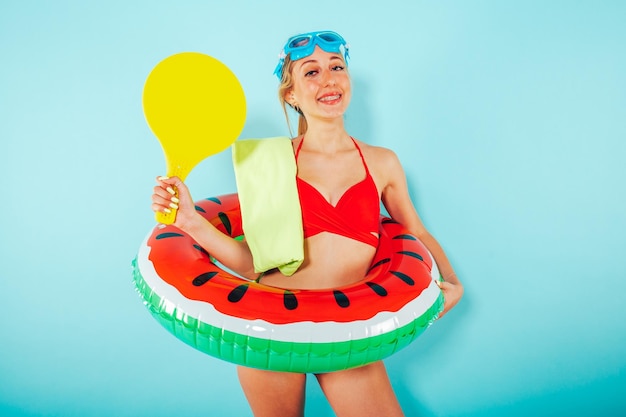 Vrouw is blij om te gaan spelen op het strand in de zomer