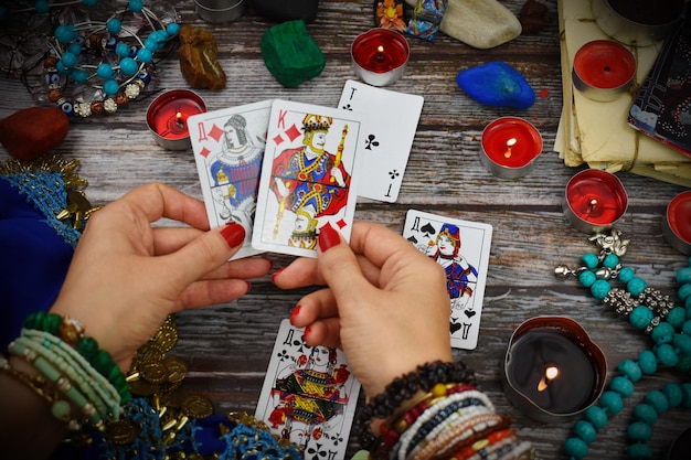 vrouw is een helderziende profeet Een helderziende met tarotkaarten De toekomst raden Voorspelling van het lot