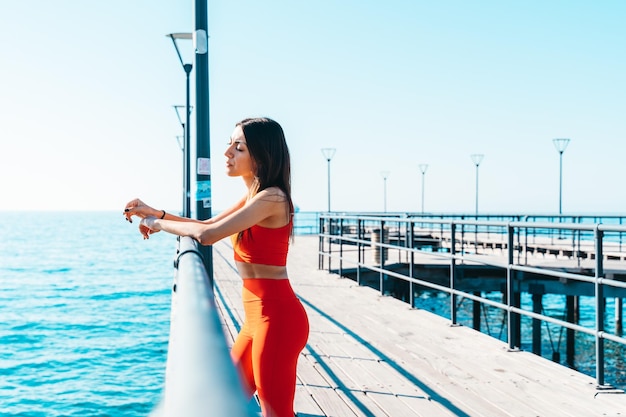 Vrouw is klaar met fitness buiten voor de zee