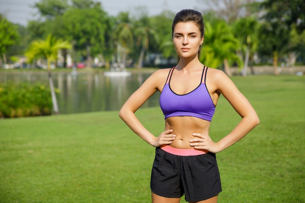 Vrouw is klaar voor haar fitnesstraining in het park