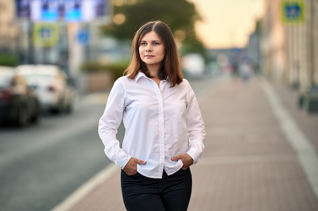 Vrouw jaar oud met bruin haar staat op straat