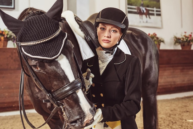 Foto vrouw jockey met zijn paard