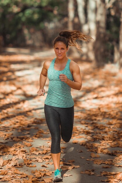 Vrouw joggen buitenshuis in de herfst