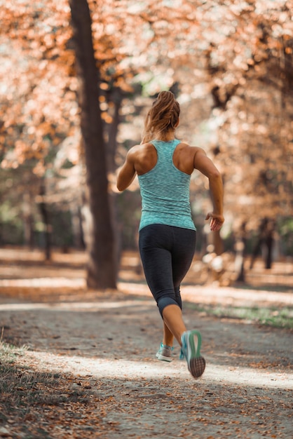Vrouw joggen buitenshuis in de herfst