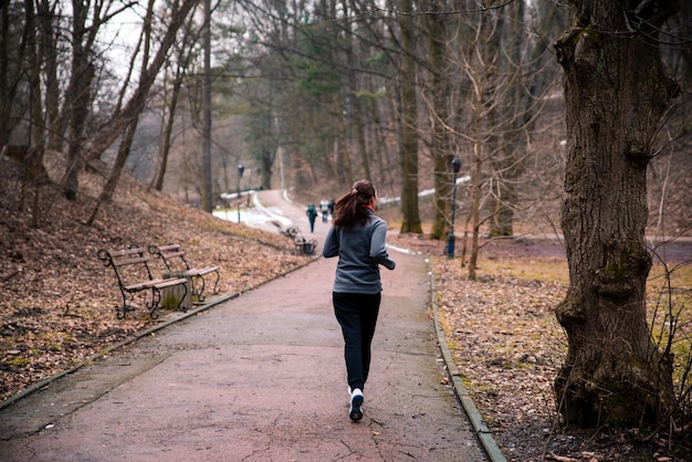 Vrouw joggen uitgevoerd door winter park