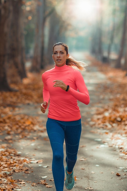 Vrouw joggt buiten in het park