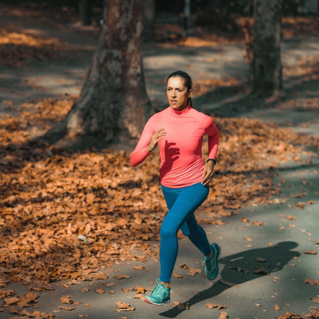 Vrouw joggt in de natuur buiten