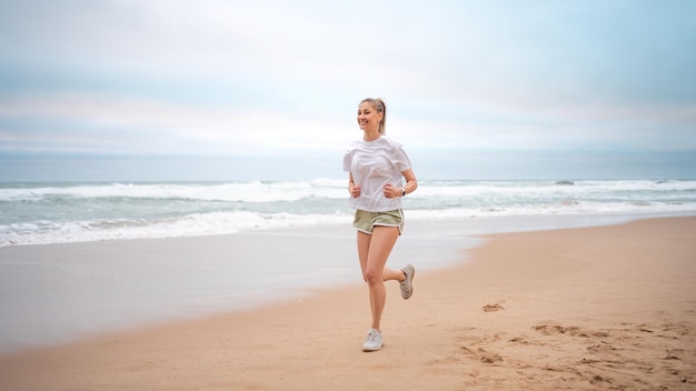 Vrouw joggt op het strand.