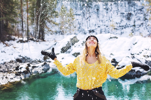 Vrouw jong volwassen gelukkig, portret op de achtergrond van een prachtig winterlandschap in de natuur