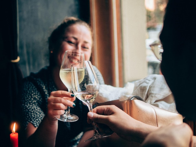 Vrouw juicht met een glas wijn met datum