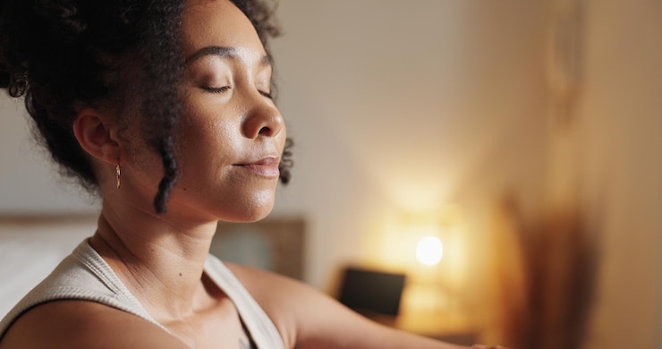Foto vrouw kalme en yoga in het huis voor meditatie mindfulness en holistische gezondheid met vrede vrouwelijke persoon fitness en ontspannen in het appartement voor zen chakra en gezonde geest met wellness oefening
