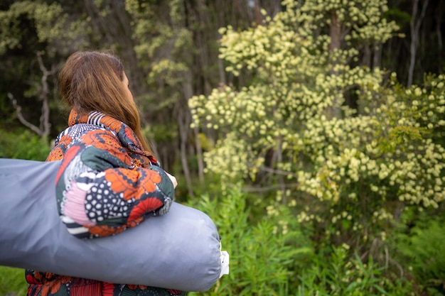 Vrouw kamperen in een camping meisje met een tent